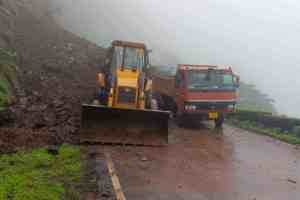 rajapur, Anuskura Ghat, Landslide in Anuskura Ghat, traffic disruption in anuskura ghat, landslide, Mumbai Goa highway, roadblock, Public Works Department, soil removal,