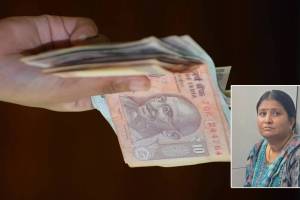 women officer from salary provident fund team caught while accepting bribes