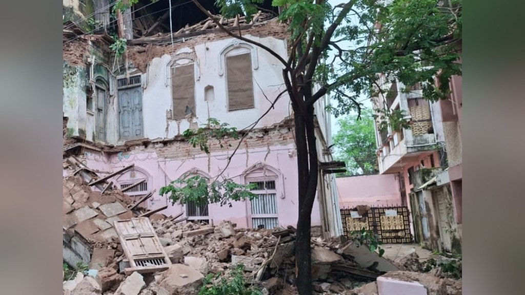 80 years old building of Praarunbhai Gujarathi collapsed due to rain in Jalgaon