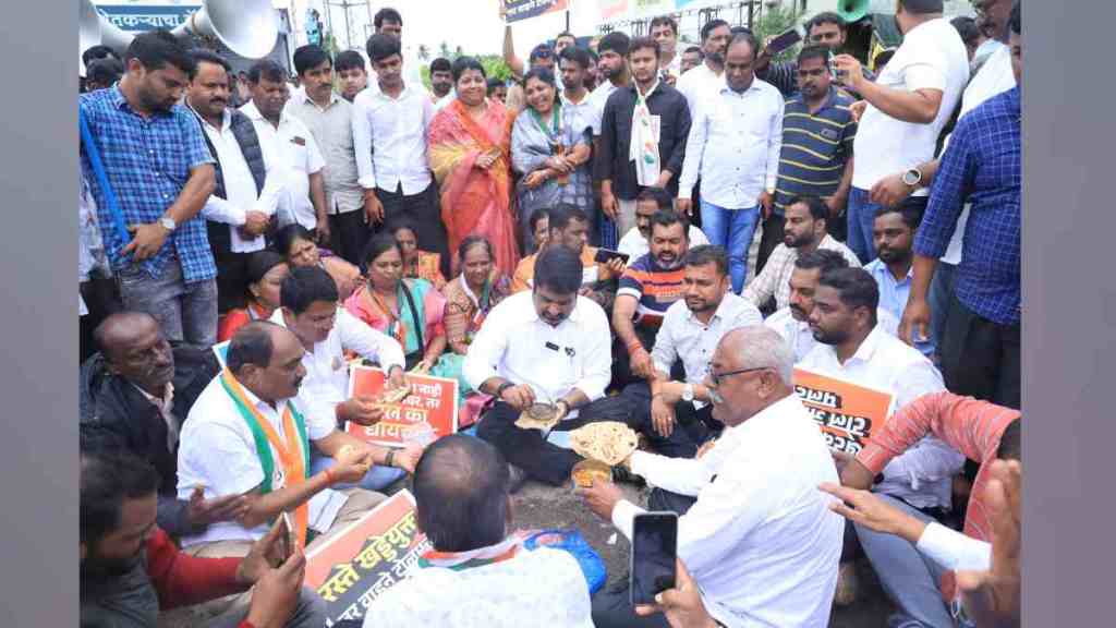 congress protest at Kini Toll Booth| Kini Toll Booth, Kolhapur | Pune Bangalore National Highway| toll waiver