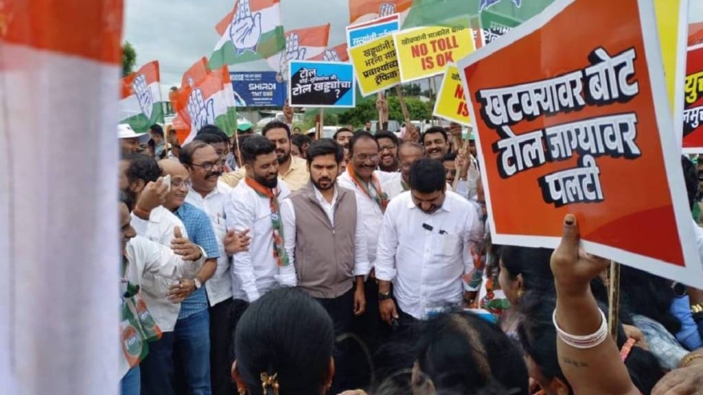 congress protest on pune bangalore highway over poor road conditions