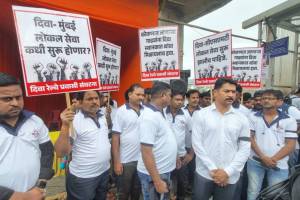 diva passengers protest with black ribbon for cstm local train services