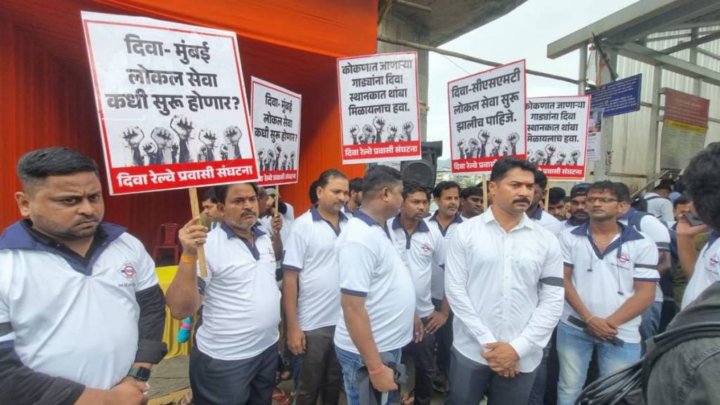 diva passengers protest with black ribbon for cstm local train services