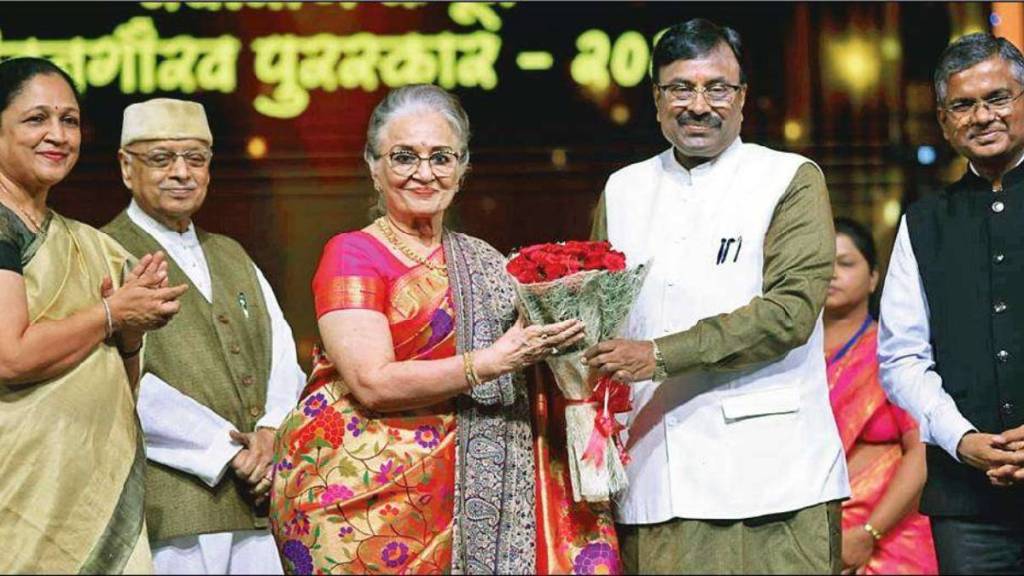 75 theaters soon in maharastra says sudhir mungantiwar at marathi film awards ceremony