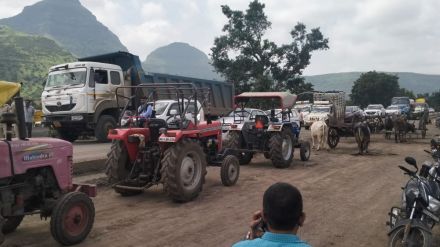 Farmers agitation on Bhavdbari-Rameshwar Phata road