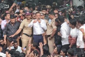 Protesters at badlapur railway station questioned minister Girish Mahajan about school sexual harassment case