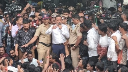 girish mahajan,protestors,badlapur railway station