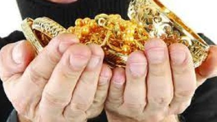 42 lakhs of gold given to make jewelery stolen by artisans Pune crime news