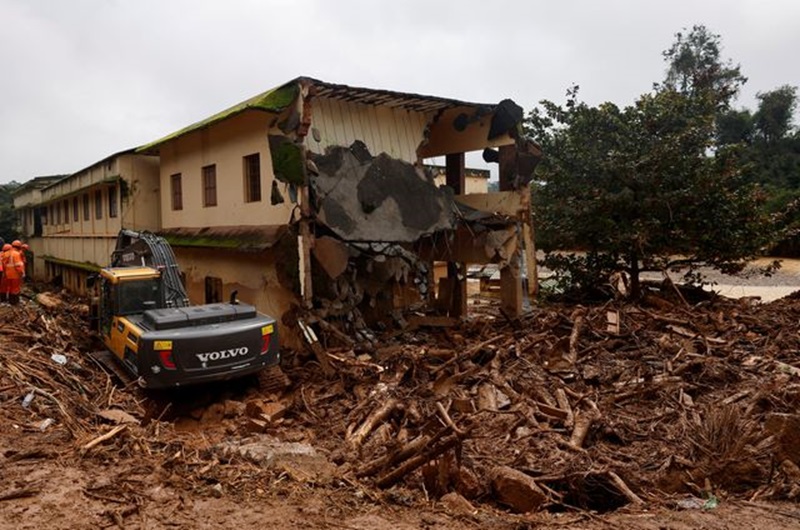 An excavator digs next to a damaged building after several landslides hit the hills in Wayanad district, in the southern state of Kerala, India, July 31, 2024. REUTERS/Francis Mascarenhas