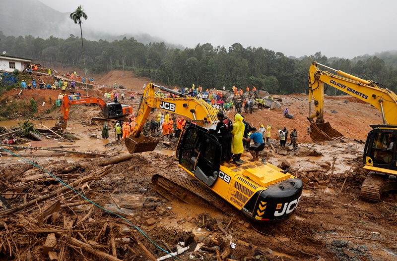 In Mundakkai, Wayanad district, heavy machinery was deployed to aid rescue operations in the aftermath of devastating landslides that have buried houses under mud and uprooted trees. (Reuters Photo)