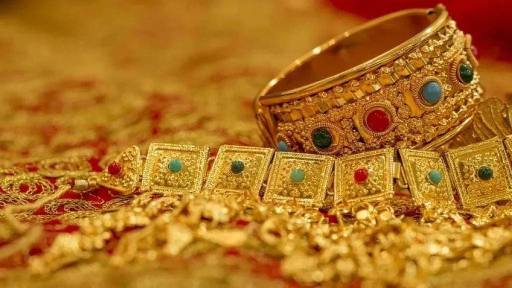 passenger gold Jewellery worth rs 2 75 lakh stolen in bus traveling in a konduskar travels from kalyan