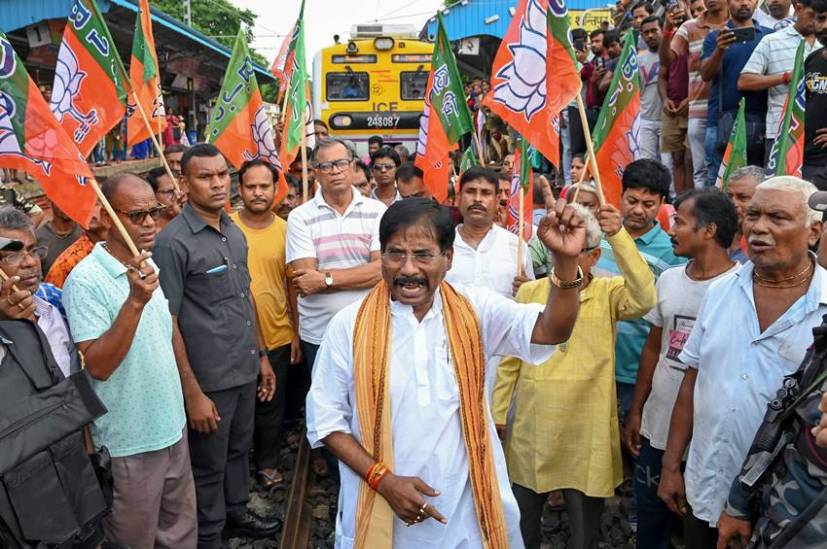 West Bengal Band Firing on the car of BJP workers