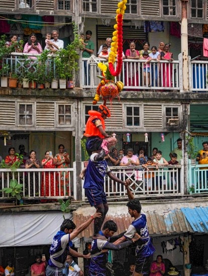 human pyramid formation