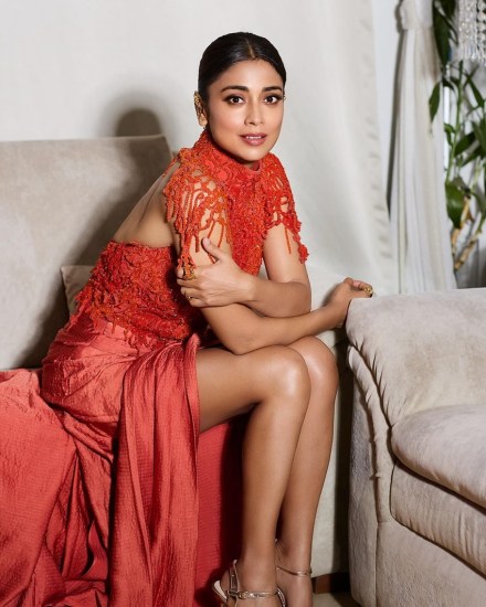 Shriya Saran, Shriya Saran Backless gown, Shriya Saran Orange gown | Shriya Saran : बॅकलेस गाऊनमधील श्रिया सरनचे खास सौंदर्य, तुम्हीही विशेष प्रसंगी हा लूक करुन पाहू शकता