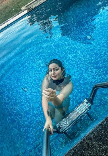 Shafaq Naaz Poses in Blue Bikini Fans give Shocking Reaction