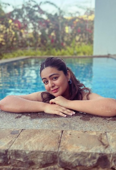 Shafaq Naaz Poses in Blue Bikini Fans give Shocking Reaction