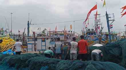 Karanja Port, Uran, Independence Day, Mahesh Baldi, fishermen, wholesale fish, Sassoon docks, Mumbai, Rs 150 crores, Central Government, State Government, fishing boats,