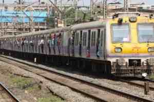 Mumbai, local train, Central Railway, Harbor Line, overhead wire, Mankhurd, Overhead Wire Breaks Between Mankhurd and Vashi, Vashi,