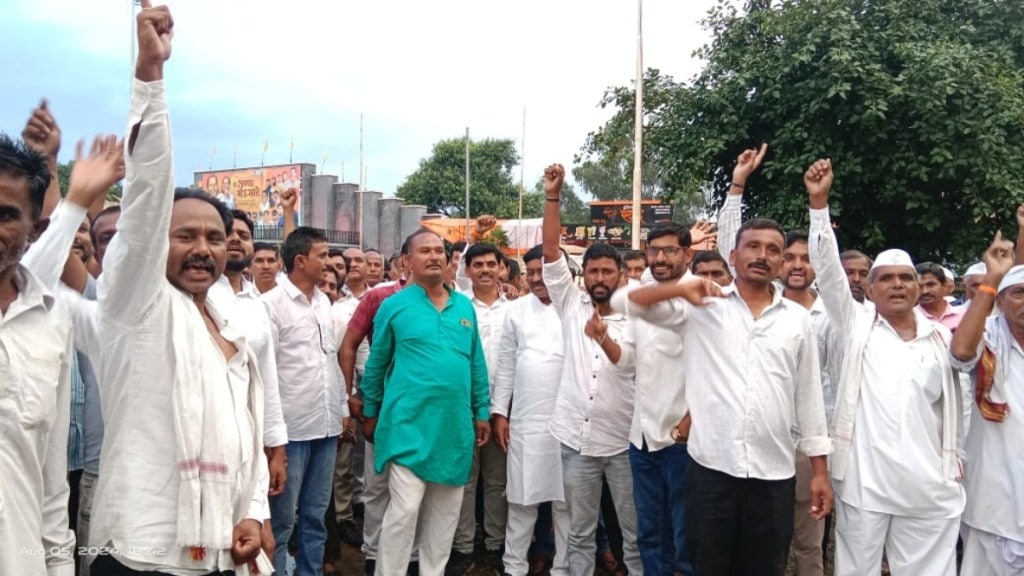 bjp workers create uproar in front of congress office in buldhana