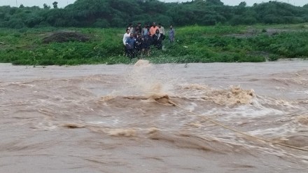 5 people got stuck in Girna river near Malegaon