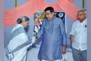 Nitin Gadkari, Wardha, Raksha Bandhan, charity, Smita Kolhe Ties Rakhi to nitin gadkari