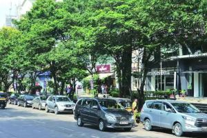 Illegal parking rampant traffic congestion in Satra Plaza area on Palm Beach Road