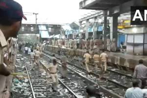 badlapur railway station, police lathi charge on protestors