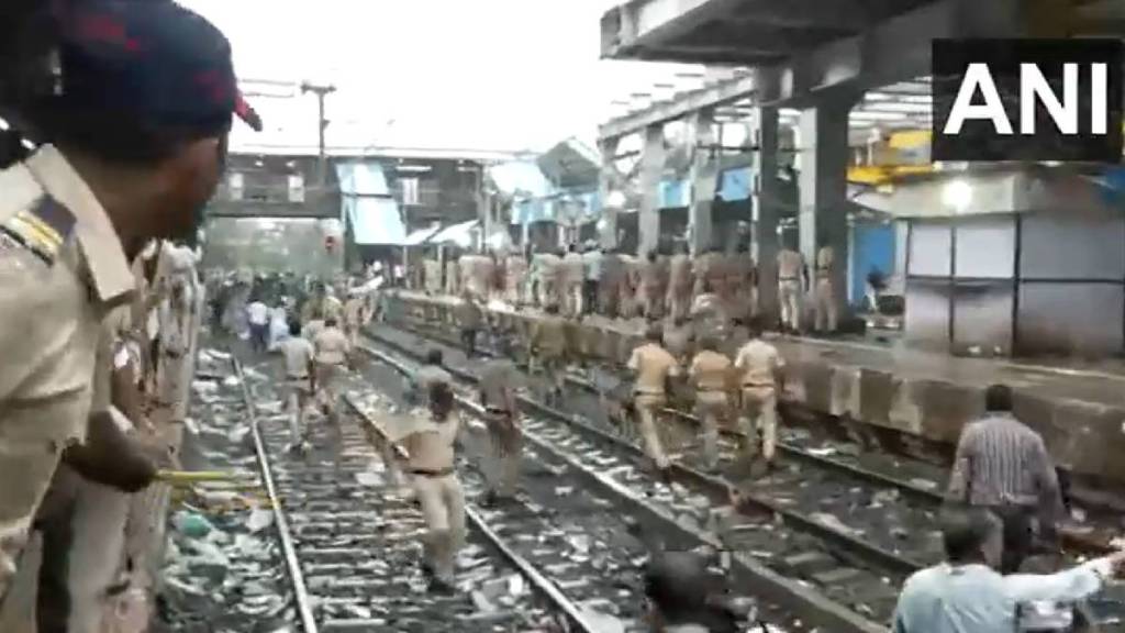 badlapur railway station, police lathi charge on protestors