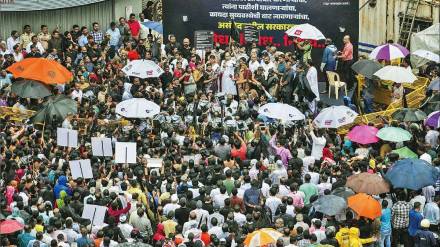 mva stage protest with black ribbon on mouth condemning girls sex abuse in badlapur school