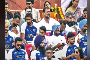 Rahul Gandhi in the fifth row at the Independence Day ceremony at the Red Fort