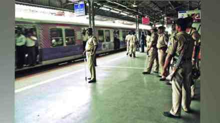 Dombivli, commuter, Mumbai, Commuter forgotten bag in local train, railway station, cash, Dombivli railway police, honesty, Vikhroli, Kalyan, local train, police patrol, Thakurli railway station