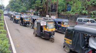 pune Arguments among rickshaw pullers over passengers at Pune railway station