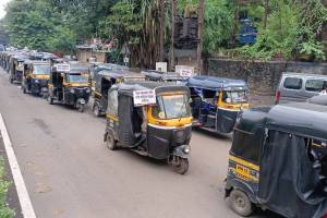 pune Arguments among rickshaw pullers over passengers at Pune railway station