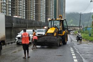 Administration struggles to fill potholes before Chief Ministers visit to Mumbai Goa highway