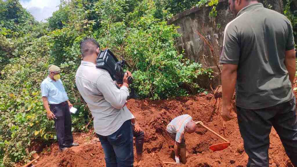 Sawantwadi, 3 year old girl, dumper accident, body exhumed, Chirekhani, burial cover-up, Chhattisgarh family, police investigation