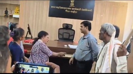 A Women in Bhayander return Ladaki Bahin Yojana money to Tehsildar office to protest against violence against women