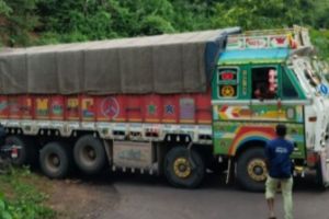 traffic was disrupted when a truck going to Mumbai got stuck in Ukshi Ghat