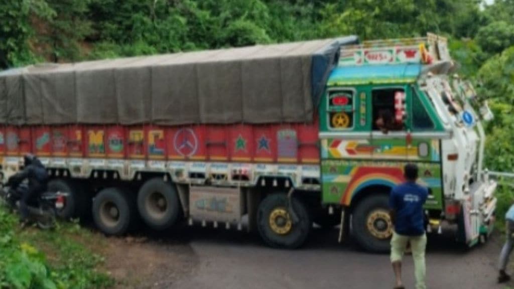 traffic was disrupted when a truck going to Mumbai got stuck in Ukshi Ghat