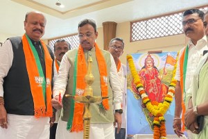 Bjp Vinod Tawde meet Sharad Pawar faction and former Minister Shivajirao Naik at Shirala sangli