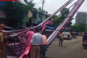 Part of the welcome arch collapsed at Chakkinaka in Kalyan