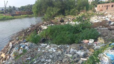 Land mafia attempts to block bay by dumping debris from demolished buildings in Dombivli West