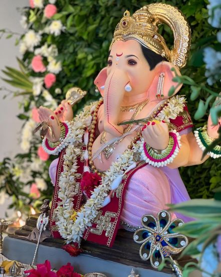 Shreya-Bugde-ganesh-utsav-celebration 