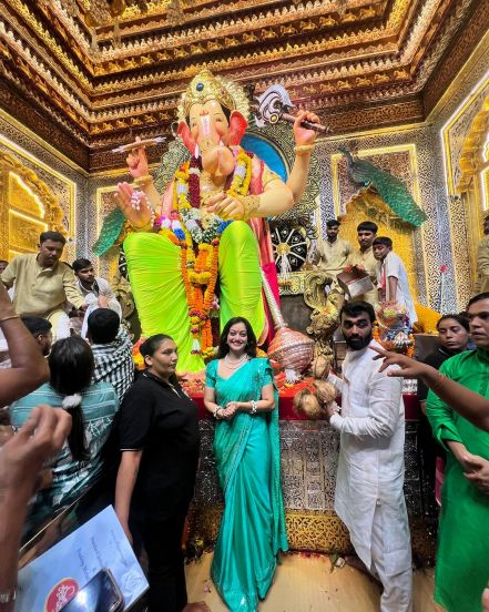 manasi naik lalbaugcha raja Ganpati darshan 