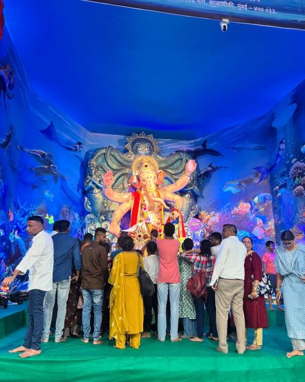 manasi naik lalbaugcha raja Ganpati darshan 