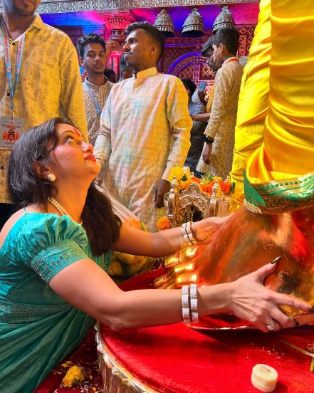 manasi naik lalbaugcha raja Ganpati darshan 