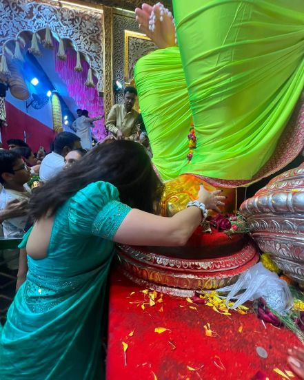 manasi naik lalbaugcha raja Ganpati darshan 