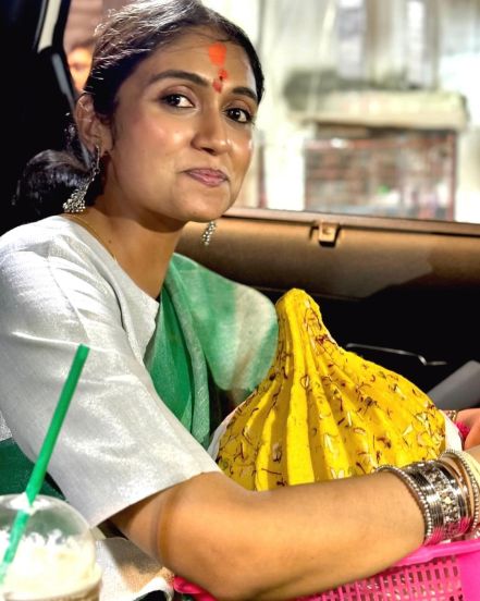 rinku rajguru lalbaucha raja darshan, rinku rajguru at lalbaug raja, rinku rajguru at siddhivinayak temple, rinku rajguru, rinku rajguru marathi actress