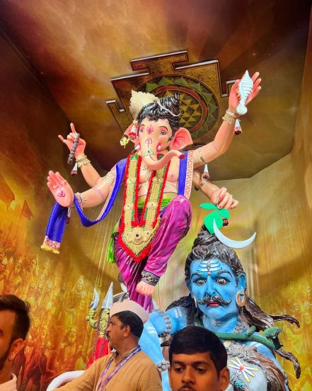 manasi naik lalbaugcha raja Ganpati darshan 