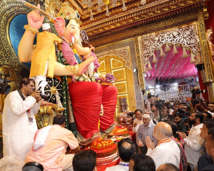 amit shah lalbaug raja darshan