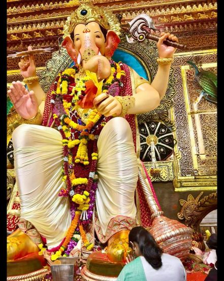 rinku rajguru lalbaucha raja darshan, rinku rajguru at lalbaug raja, rinku rajguru at siddhivinayak temple, rinku rajguru, rinku rajguru marathi actress